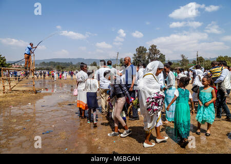 Äthiopische Christen sind mit Weihwasser besprengt die Taufe Jesu im Jordan, Timkat (Epiphanie) Addis Ababa, Äthiopien zu feiern. Stockfoto