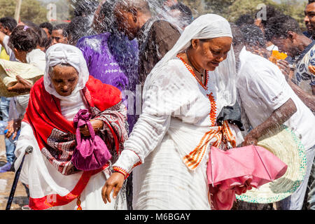 Äthiopische Christen sind mit Weihwasser besprengt die Taufe Jesu im Jordan, Timkat (Epiphanie), Addis Abeba, Äthiopien zu feiern. Stockfoto