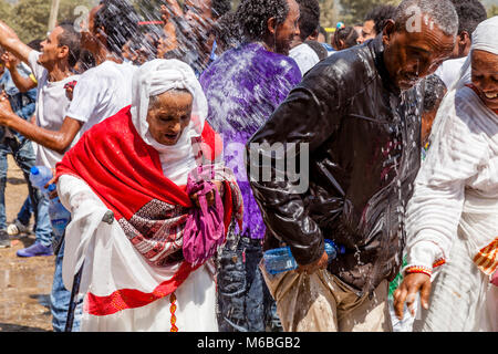 Äthiopische Christen sind mit Weihwasser besprengt die Taufe Jesu im Jordan, Timkat (Epiphanie), Addis Abeba, Äthiopien zu feiern. Stockfoto