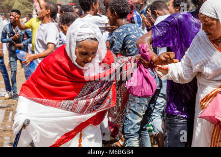 Äthiopische Christen sind mit Weihwasser besprengt die Taufe Jesu im Jordan, Timkat (Epiphanie), Addis Abeba, Äthiopien zu feiern. Stockfoto