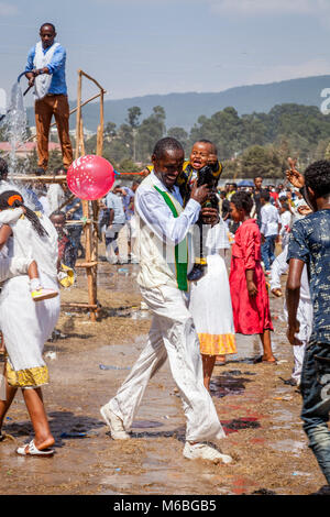 Äthiopische Christen sind mit Weihwasser besprengt die Taufe Jesu im Jordan, Timkat (Epiphanie), Addis Abeba, Äthiopien zu feiern. Stockfoto