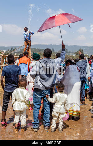 Äthiopische Christen sind mit Weihwasser besprengt die Taufe Jesu im Jordan, Timkat (Epiphanie), Addis Abeba, Äthiopien zu feiern. Stockfoto