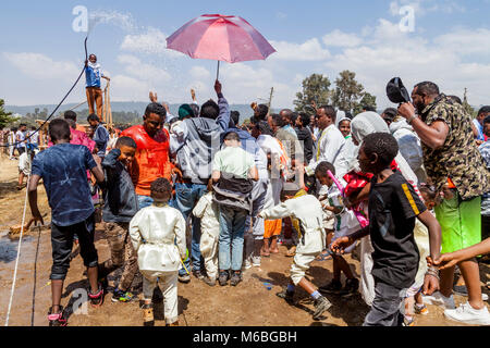 Äthiopische Christen sind mit Weihwasser besprengt die Taufe Jesu im Jordan, Timkat (Epiphanie), Addis Abeba, Äthiopien zu feiern. Stockfoto