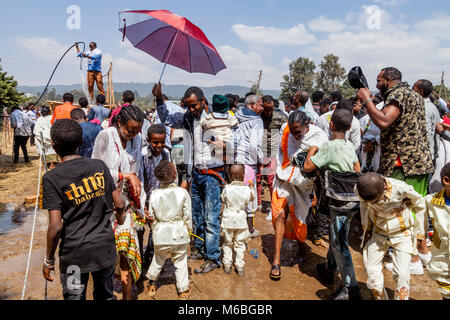 Äthiopische Christen sind mit Weihwasser besprengt die Taufe Jesu im Jordan, Timkat (Epiphanie), Addis Abeba, Äthiopien zu feiern. Stockfoto