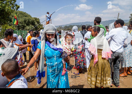 Äthiopische Christen sind mit Weihwasser besprengt die Taufe Jesu im Jordan, Timkat (Epiphanie), Addis Abeba, Äthiopien zu feiern. Stockfoto