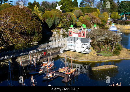 Hafen und Pier im Bekonscot Model Village, Beaconsfield, Buckinghamshire, England. GROSSBRITANNIEN Stockfoto