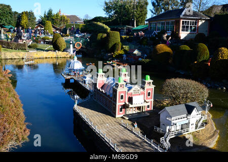 Der Pier aus den 1930er Jahren im Bekonscot Model Village, Beaconsfield, Buckinghamshire, England. GROSSBRITANNIEN Stockfoto