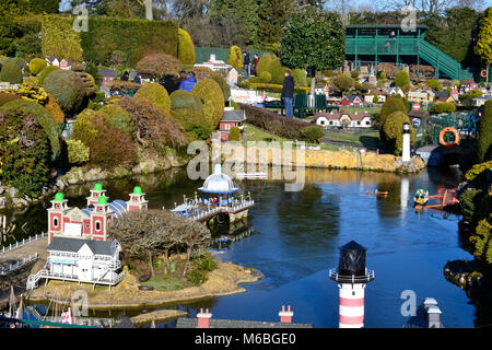 Blick auf Pier und Gärten im Bekonscot Model Village, Beaconsfield, Buckinghamshire, England. GROSSBRITANNIEN Stockfoto