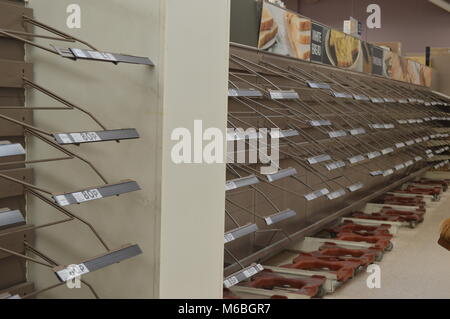 Leere Regale in Tesco auf einem Snow Day - Panik Kauf Stockfoto