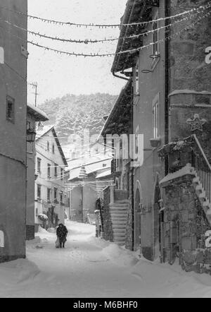 Schneefall im Dorf mit Frau. Pescocostanzo,. Abruzzen Stockfoto