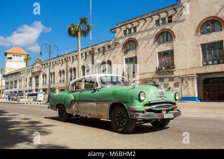 Havanna, Kuba - Dezember 3, 2017: Grün, alten amerikanischen klassischen Auto in der Straße der Altstadt von Havanna (Kuba) Stockfoto