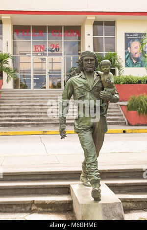 Santa Clara, Kuba - 10. Dezember 2017: Denkmal der Helden Ernesto Che Guevara mit einem Kind in seine Arme Stockfoto