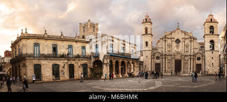 Havanna, Kuba - Dezember 10, 2017: Platz und die Kathedrale von Havanna (Kuba) und Touristen bei Sonnenuntergang Stockfoto