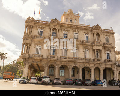 Havanna, Kuba - Dezember 10, 2017: Spanische Botschaft in Havanna an einem sonnigen Tag mit parkenden Autos Stockfoto