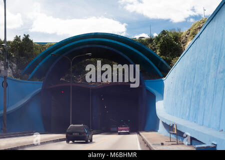 Havanna, Kuba - Dezember 11, 2017: Autos am Eingang des Havanna Tunnel an einem typischen Tag Stockfoto