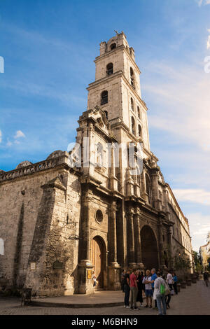 Havanna, Kuba - Dezember 11, 2017: Kirche San Francesco und Touristen in der Altstadt von Havanna Stockfoto