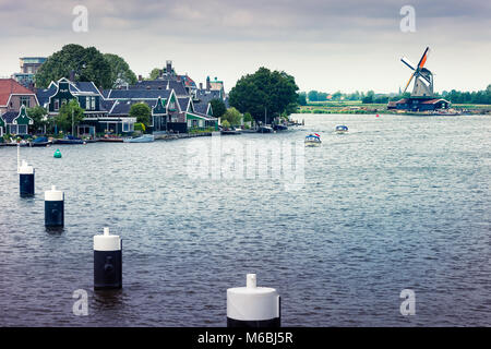 Holländische Windmühlen von Zaanse Schans, Amsterdam, Niederlande Stockfoto