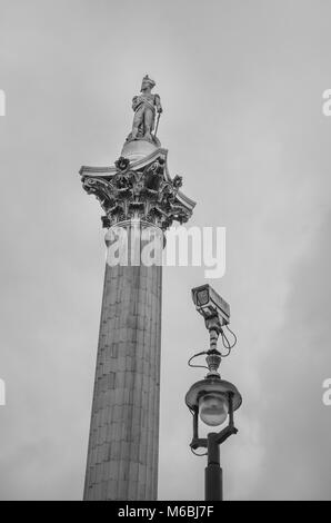 LONDON, GROSSBRITANNIEN - FEB. 18, 2018: Nelson's Column ist ein Monument auf dem Trafalgar Square in London gebaut Admiral Horatio Nelson zu gedenken. Stockfoto