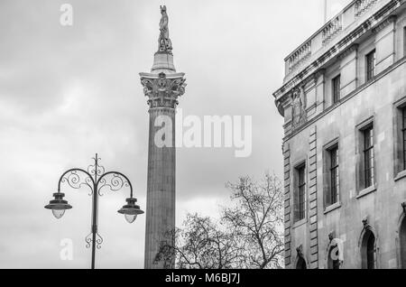LONDON, GROSSBRITANNIEN - FEB. 18, 2018: Nelson's Column ist ein Monument auf dem Trafalgar Square in London gebaut Admiral Horatio Nelson zu gedenken. Stockfoto