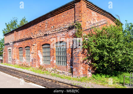 Alte Depot aus rotem Backstein auf dem provinziellen Bahnhof Stockfoto
