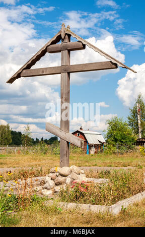 Holz- Orthodoxen Kreuz in russischen Dorf im Sommer sonnigen Tag Stockfoto