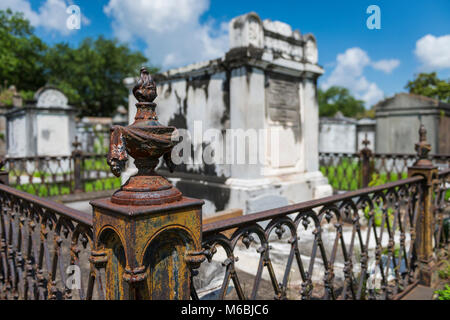 Detail aus einem Grab am Lafayette Friedhof Nr. 1 in der Stadt von New Orleans, Louisiana, USA Stockfoto