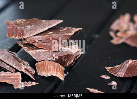 Leckere Schokolade Stücke auf einem dunklen Holz- moody Hintergrund, closeup Makro, mit vielen Textur Stockfoto