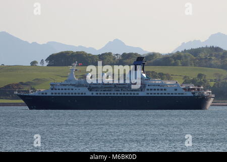 Das Schiff auf die Suche nach den Abenteuern, die durch den Largs Kanal auf den Firth of Clyde. Stockfoto