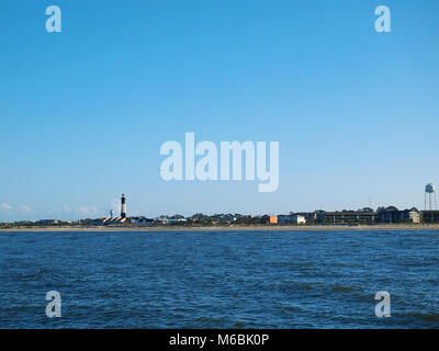 Ein Blick auf die Tybee Island Lighthouse und sandigen Küste aus in den Savannah River. Stockfoto