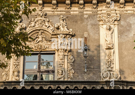Catania, Italien - 7 November 2015: Ein Teil der Fassade des Palazzo Biscari, ein eigenes Barockschloss in Catania, von Bildhauer Antonino Amato eingerichtet. Stockfoto