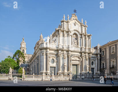 Catania, Italien - 7 November 2015: Kathedrale von Catania mit seinen typischen sizilianischen Barock Fassade, gestaltet von Giovanni Battista Vaccarini, dekoriert mit Stockfoto