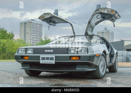 DELOREAN-AUTO AUF DEM URSPRÜNGLICHEN WERKSGELÄNDE IN DUNMURRY BEI BELFAST MIT SEYMOUR HILL FLATS IM HINTERGRUND Stockfoto