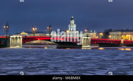SAINT-Petersburg, Russland, 2. Februar 2017: Nacht roter Beleuchtung auf den Palast Brücke über den Fluss Newa zu Ehren des chinesischen neuen Jahres Stockfoto