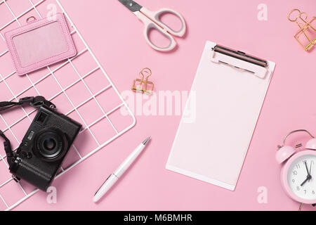 Ansicht von oben Hinweis Buch und Blumen auf dem Desktop. Für wedding planner Konzept Stockfoto