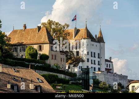 Historisches Schloss Chateau de Nyon auf einem sonnendurchfluteten Hügel im Kanton Waadt, Schweiz, unter blauem Himmel mit Wolken Stockfoto