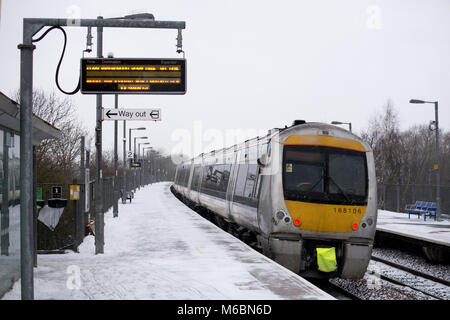 Ein Chiltern Railways Class 168 Zug, Warwick Parkway Station im Winter, Warwickshire, Großbritannien Stockfoto