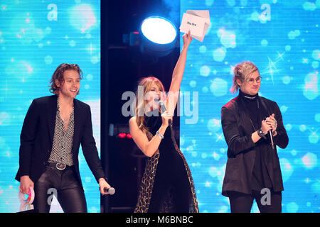 Abbey Clancy mit Ashton Irwin und Michael Clifford von 5 Sekunden im Sommer auf der Bühne während der Global Awards, ein brandneues Auszeichnungen zeigen bewirtet durch Globale, Medien & Entertainment Group, in der Londoner Eventim Apollo Hammersmith. PRESS ASSOCIATION Foto. Bild Datum: Donnerstag, 1. März 2018. Siehe PA Geschichte showbiz Global. Photo Credit: Angeles Rodenas/PA-Kabel Stockfoto