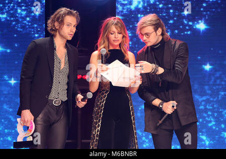 Abbey Clancy mit Ashton Irwin und Michael Clifford von 5 Sekunden im Sommer auf der Bühne während der Global Awards, ein brandneues Auszeichnungen zeigen bewirtet durch Globale, Medien & Entertainment Group, in der Londoner Eventim Apollo Hammersmith. PRESS ASSOCIATION Foto. Bild Datum: Donnerstag, 1. März 2018. Siehe PA Geschichte showbiz Global. Photo Credit: Angeles Rodenas/PA-Kabel Stockfoto