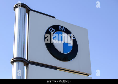 Eine der (33) Bilder im Zusammenhang mit den britischen Einzelhandel mit beliebten High Street Unternehmen und Marken. BMW Werbung in Battlefield. Stockfoto