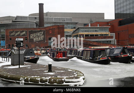 Kanal Boote sind in Birmingham canal System eingefroren als Schnee um das Land fortsetzen. Stockfoto