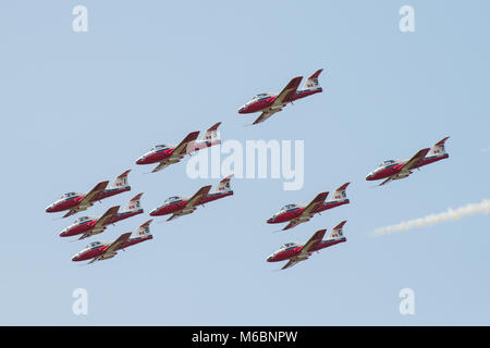 Die Snowbirds, die Kanadische Streitkräfte Aerobatic Team, über Niagara-on-the-Lake als Teil der Kanada 150 Feiern Stockfoto