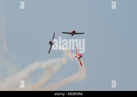 Die Snowbirds, die Kanadische Streitkräfte Aerobatic Team, über Niagara-on-the-Lake als Teil der Kanada 150 Feiern Stockfoto