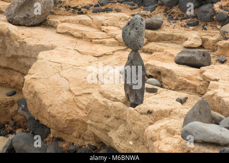 Gestapelte Steine balancieren auf Felsen, Playa Blanca, Lanzarote, Kanaren Stockfoto