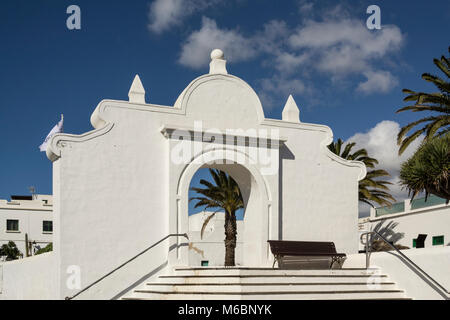 Die weiß gekalkten Häuser Lanzarote Teguise weißes Dorf in Kanarische Inseln Stockfoto