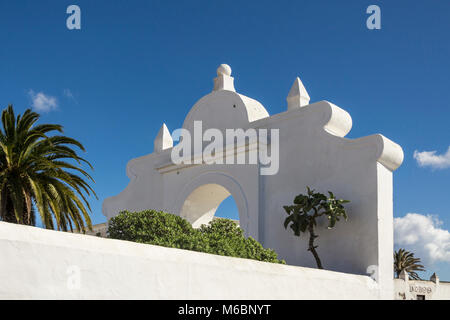 Die weiß gekalkten Häuser Lanzarote Teguise weißes Dorf in Kanarische Inseln Stockfoto