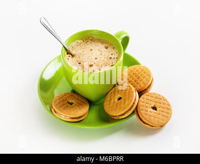 Grüne Tasse Kaffee und Plätzchen auf weißem Papier Hintergrund. Stockfoto
