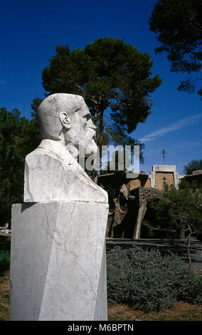 Antonio Gaudi (1852-1926). Katalanisch archutect. Skulptur in den Gärten der Krypta in der Colonia Güell entfernt. Santa Coloma de Cervello, Provinz Barcelona, Katalonien, Spanien. Stockfoto