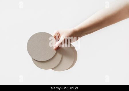 Weibliche Hand, die eine leere Bierdeckel. Stockfoto