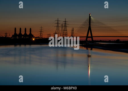 Hängebrücke über den Fluss Dee und Kraftwerk in Connah's Quay, Deeside, North Wales mit Reflexionen im Wasser Stockfoto