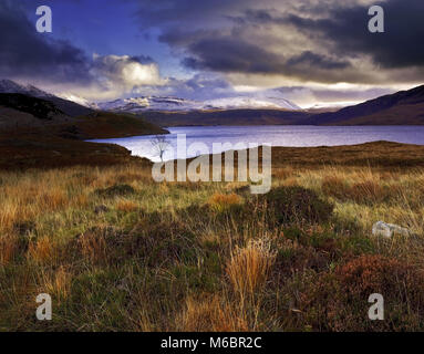 Ein Blick auf die bunten Sutherland Landschaft mit Blick auf den Loch Assynt in den schottischen Highlands. Stockfoto